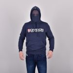 Foto eines Models mit Thor-Steinar-Hoodie in dunkelblau.