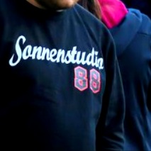 Foto eines 88-Aufdrucks auf einem schwarzen Shirt.