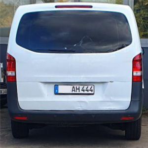 Rückansicht eines weißen Transporters mit dem Autokennzeichen "AH 444".