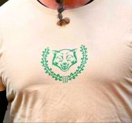 Foto eines hellen Shirts mit grünem Aufdruck des Logos der AG Körper und Geist des Dritten Wegs, bestehend aus einem Wolfskopf im Eichenblattkranz.