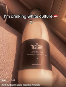 Screenshot von TikTok, der Beitrag zeigt eine Milchflasche mit der Überschrift "I'm drinking white culture"